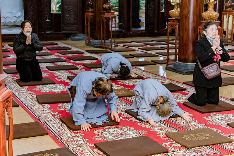 Các phật tử, khách thập phương làm lễ cầu an tại chùa Am Vàng