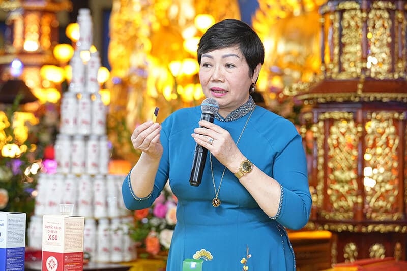 Nhà Khoa học Nguyễn Phương Dung xúc động khi được mời đến gieo duyên tại chùa