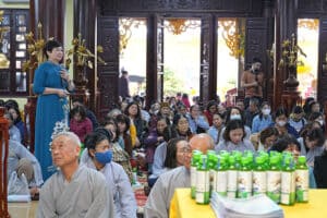 Nhà Khoa học Nguyễn Phương Dung xúc động khi được mời đến gieo duyên tại chùa