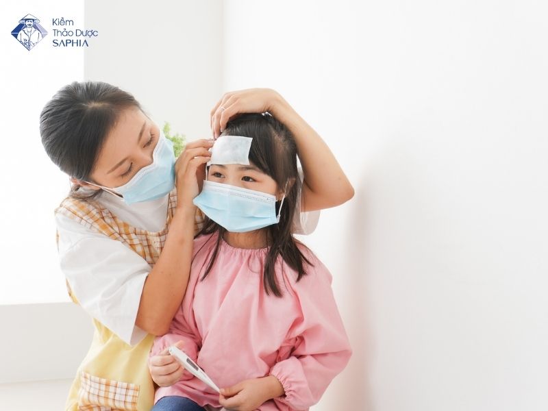 Bù nước đầy đủ, theo dõi thân nhiệt và lau người bằng nước ấm để giảm thân nhiệt