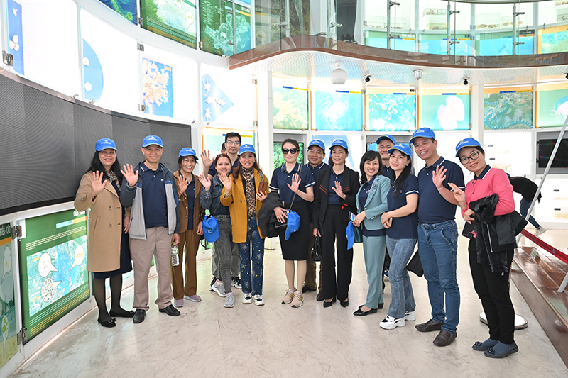 Gia đình Kiềm Saphia hào hứng thăm quan bảo tàng Quảng Ninh