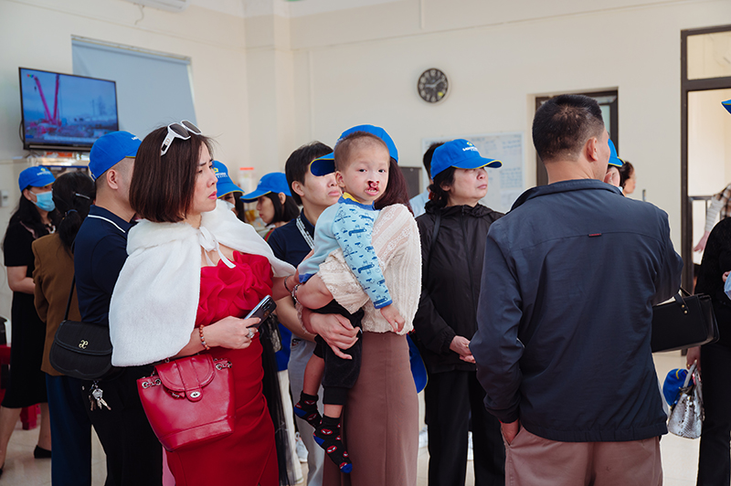 Ông Trương Mạnh Hùng - Giám đốc Cơ sở dẫn đoàn đi thăm các em nhỏ