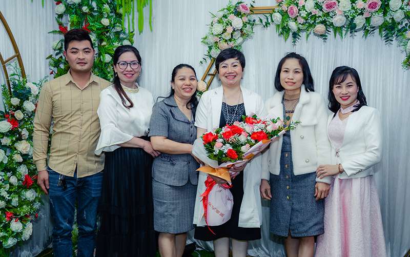 BTC tặng hoa và chụp ảnh cùng NKH Phương Dung
