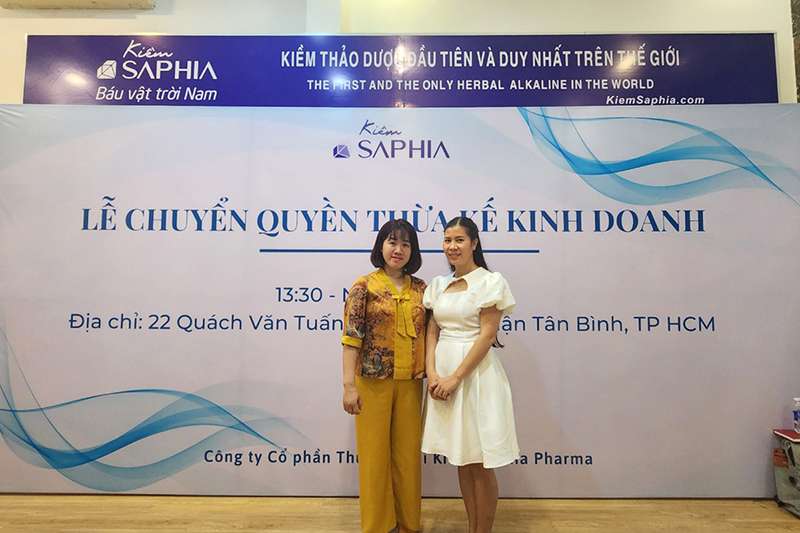 Giám đốc kinh doanh Lã Vân Anh trao quyền thừa kế cho chị Vũ Thị Hương Giang