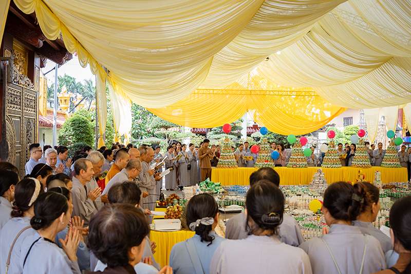 Nhà khoa học Phương Dung chia sẻ giải pháp chăm sóc sức khỏe toàn diện tại chùa Kim Âu