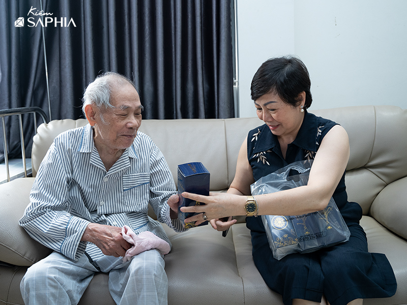 GS Đái Duy Ban và NKH Nguyễn Phương Dung - 35 năm vẹn nguyên nghĩa tình thầy trò