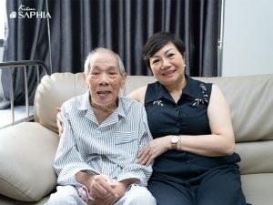 Giáo sư Đái Duy Ban chụp ảnh cùng học trò của mình - NKH Phương Dung