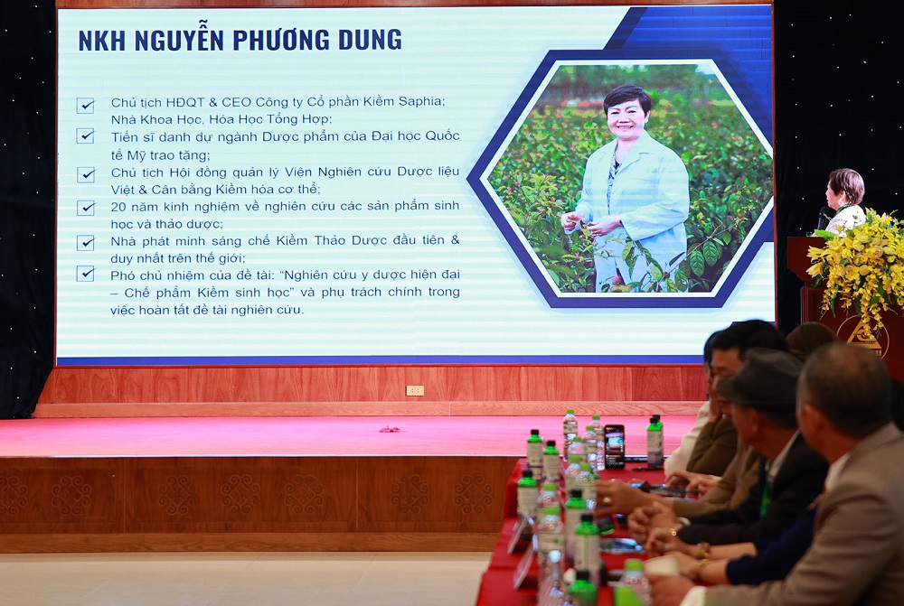 Nhà khoa học Phương Dung tại Hội thảo khoa học Nam dược trị Nam nhân