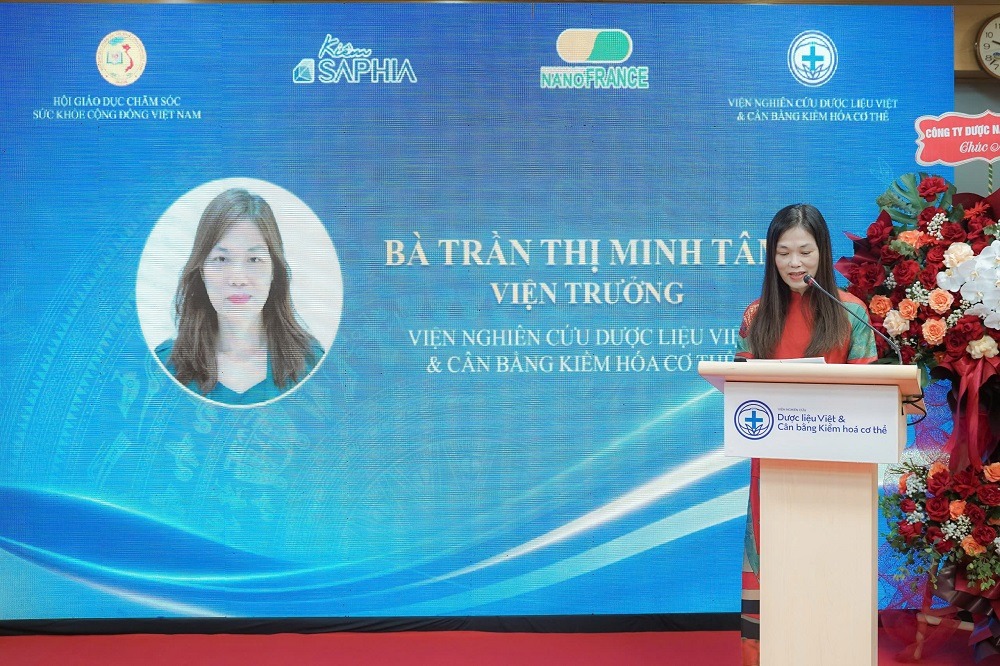 Bà Trần Thị Minh Tâm Viện trưởng Viện Nghiên cứu Dược liệu Việt & Cân bằng Kiềm Hoá Cơ Thể phát biểu tại sự kiện