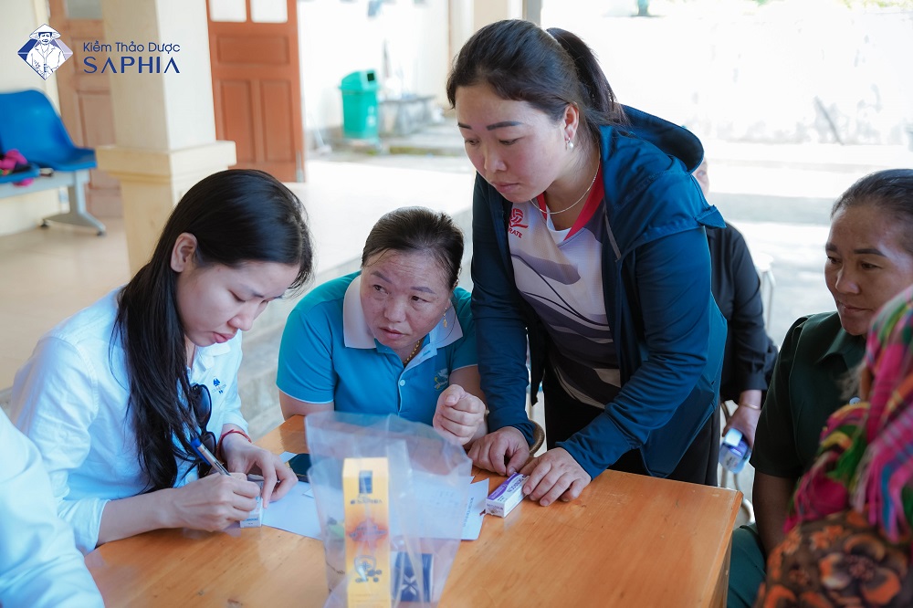 Hoạt động thăm khám cho bà con vùng biên cương