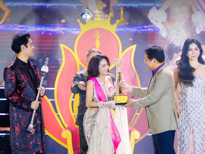 Hoa hậu Đoàn Thị Minh Toán xúc động khi nhận danh hiệu cao nhất cuộc thi