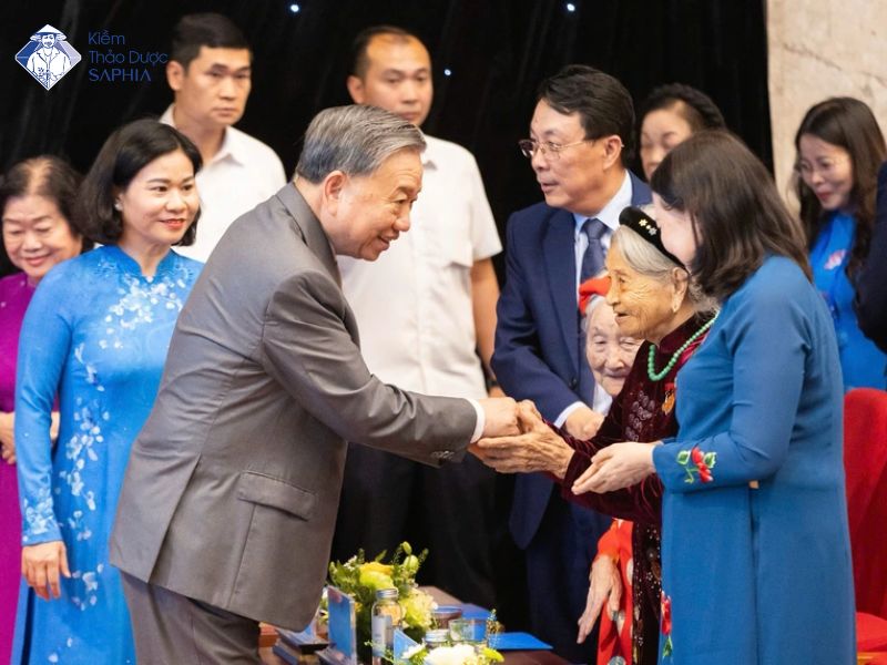 Nha Khoa Hoc Nguyen Phuong Dung Dai Dien Kiem Thao Duoc Saphia Tu Hao Gop Mat Trong Su Kien 95 Nam Hoi Lhpn Viet Nam 2