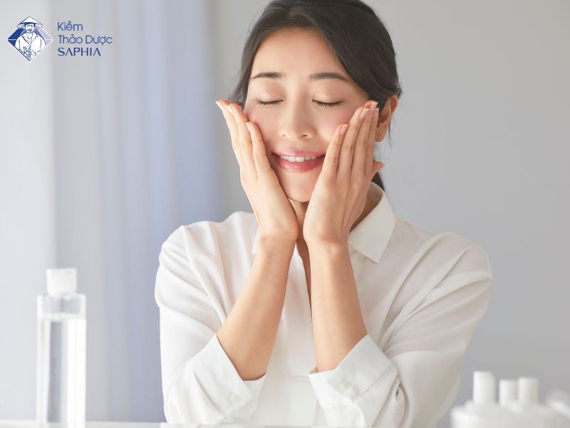 Nước kiềm hỗ trợ làm ẩm da từ bên trong