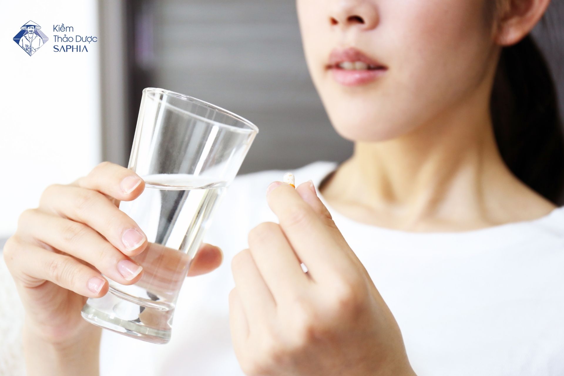 Nước kiềm uống thuốc được không? Giải đáp chi tiết