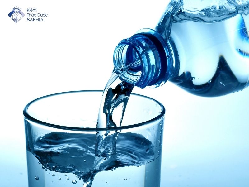Uong Gi De Giu Nuoc Trong Co The 2